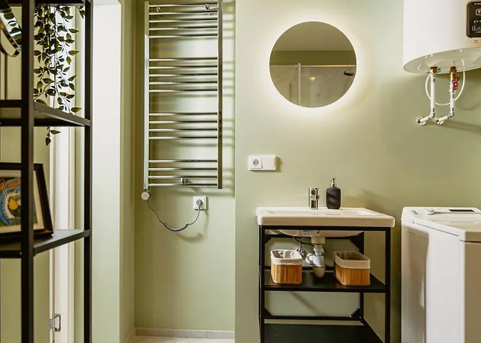 Beautiful In Downtown - Great Location Apartment *